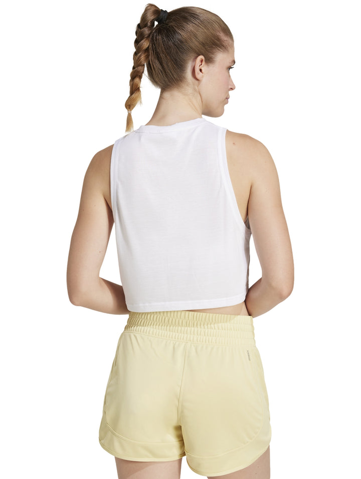 Camiseta deportiva Adidas blanca sin mangas, estilo boxy y corto, ideal para entrenamiento.