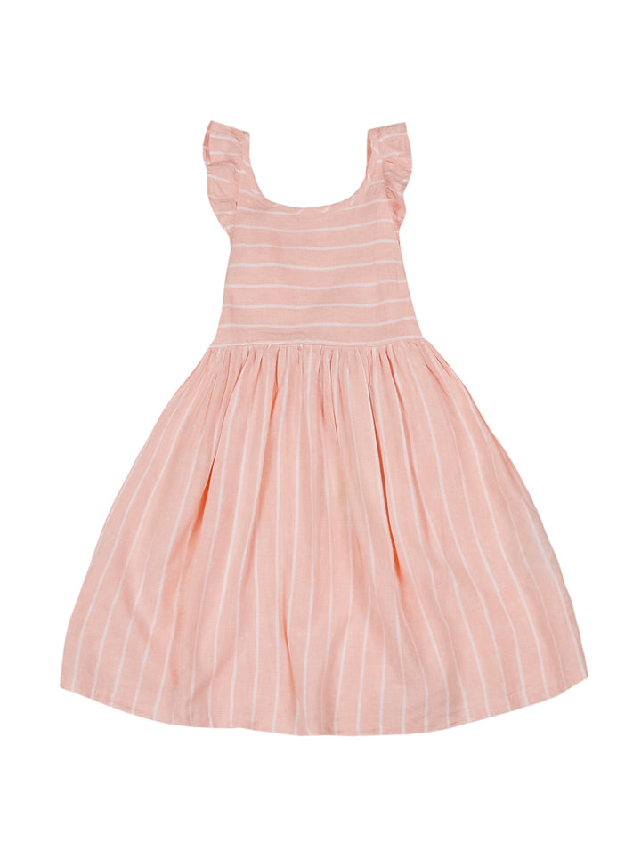 Vestido para niña color salmón pastel con rayas blancas y detalles de volantes en los hombros.