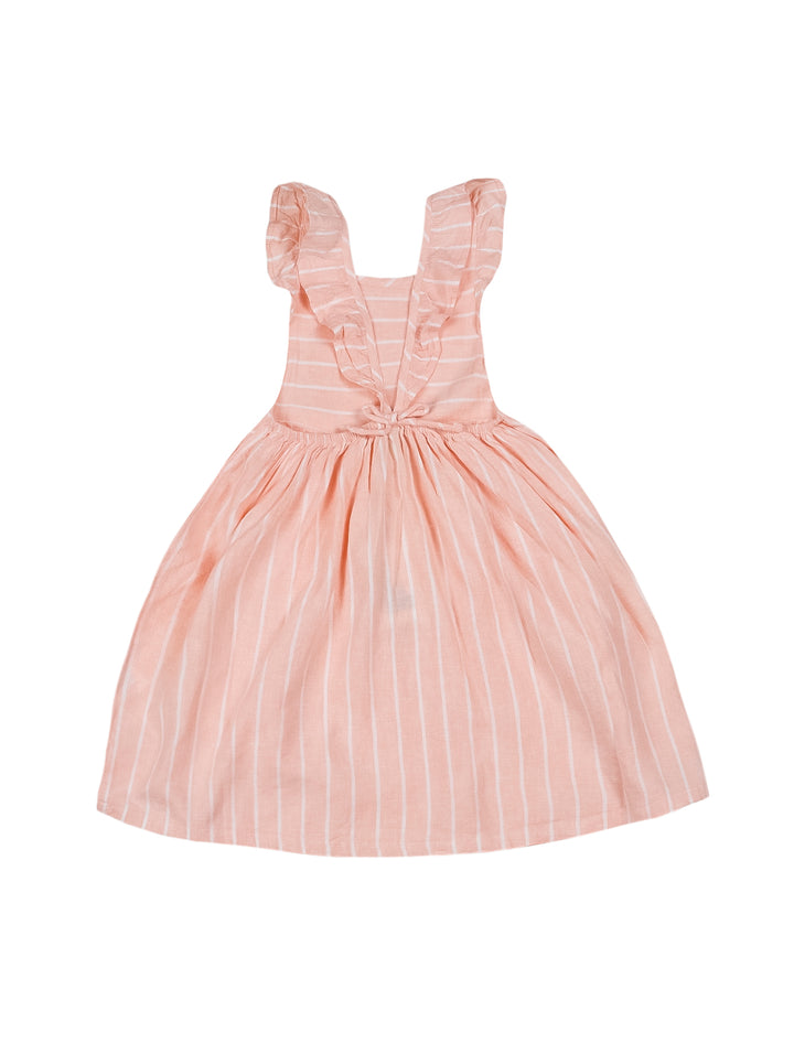 Vestido para niña color salmón pastel con rayas blancas y detalles de volantes en los hombros.