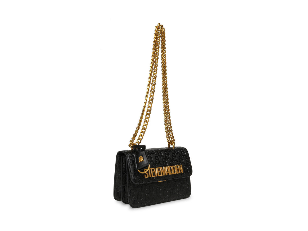 Bolso pequeño negro con acabado brillante y cadena dorada de la marca Steve Madden.