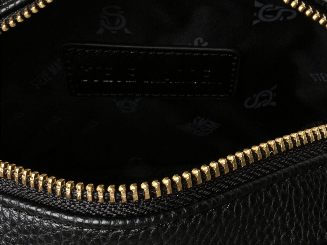 Bolso negro Steve Madden con detalles dorados y correa ajustable con logo.