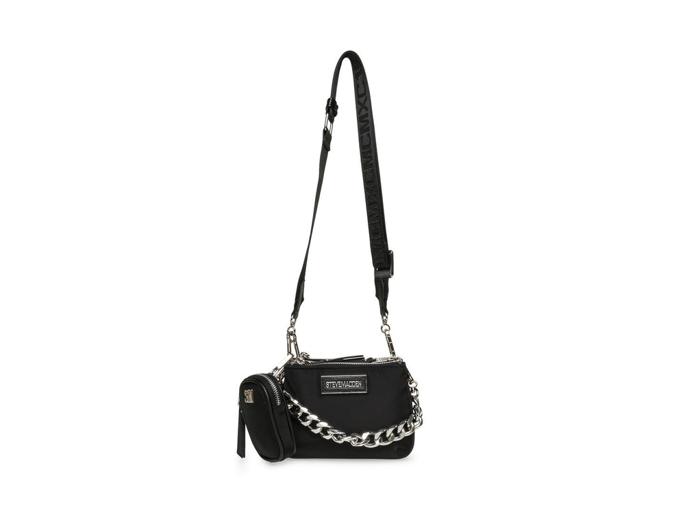Bolso de hombro Steve Madden color negro con correa ancha y detalle de cadena plateada.