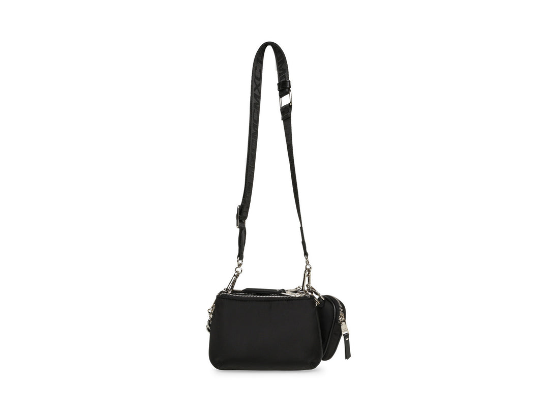 Bolso de hombro Steve Madden color negro con correa ancha y detalle de cadena plateada.