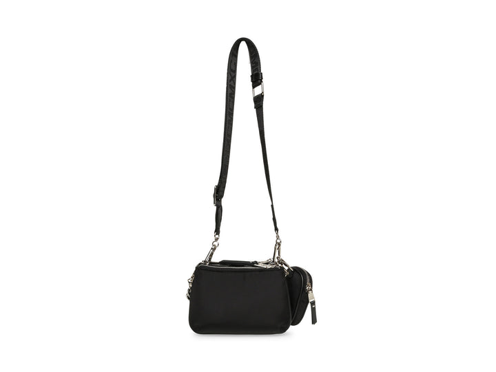 Bolso de hombro Steve Madden color negro con correa ancha y detalle de cadena plateada.