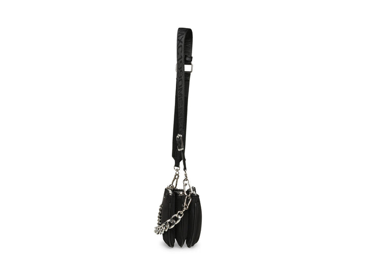 Bolso de hombro Steve Madden color negro con correa ancha y detalle de cadena plateada.