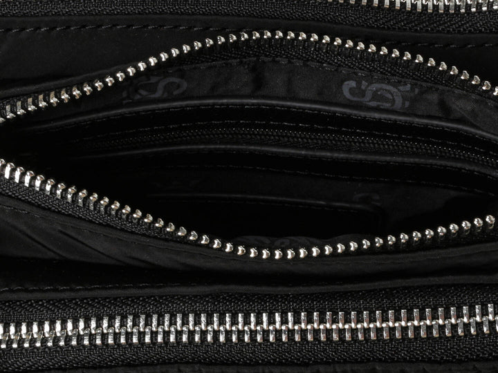 Bolso de hombro Steve Madden color negro con correa ancha y detalle de cadena plateada.