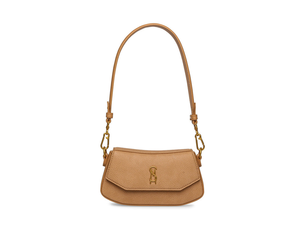 Bolso pequeño Steve Madden color camel con correa ancha logotipada y detalles en dorado.