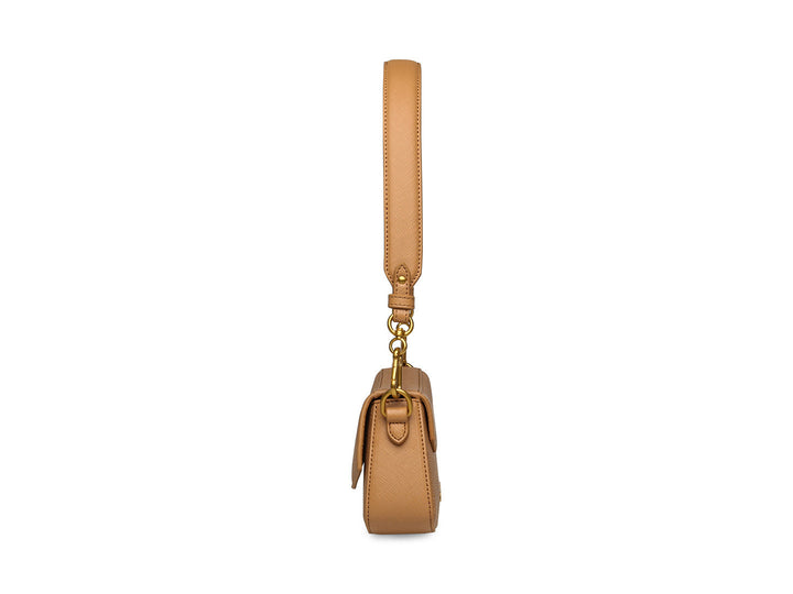 Bolso pequeño Steve Madden color camel con correa ancha logotipada y detalles en dorado.