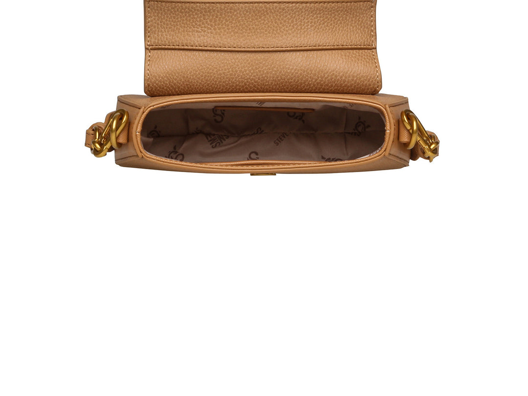 Bolso pequeño Steve Madden color camel con correa ancha logotipada y detalles en dorado.