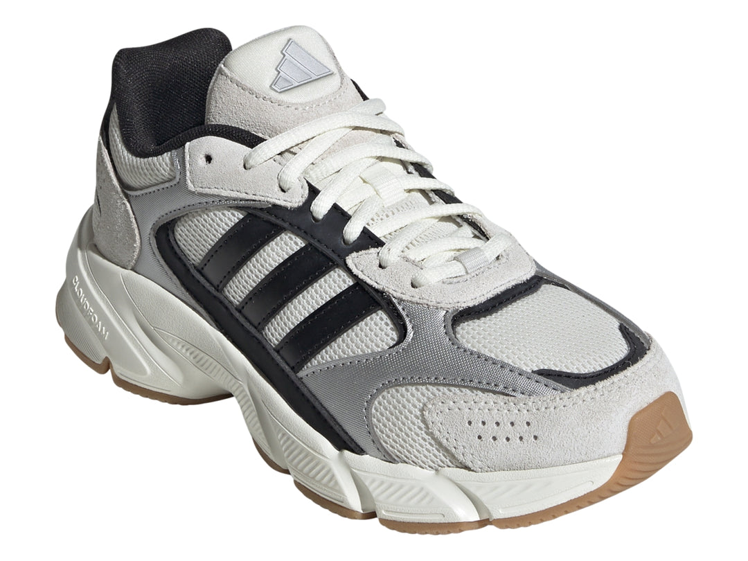 Tenis Adidas Crazychaos 2000 color blanco y plateado con suela de goma marrón.