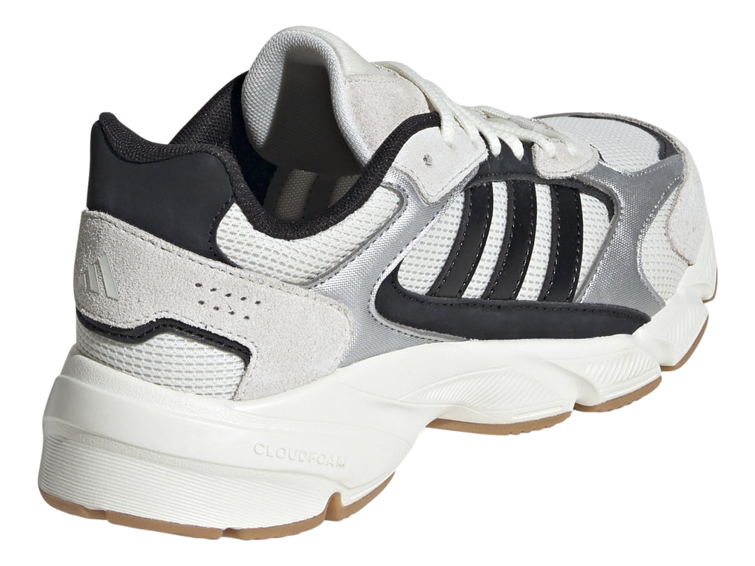 Tenis Adidas Crazychaos 2000 color blanco y plateado con suela de goma marrón.