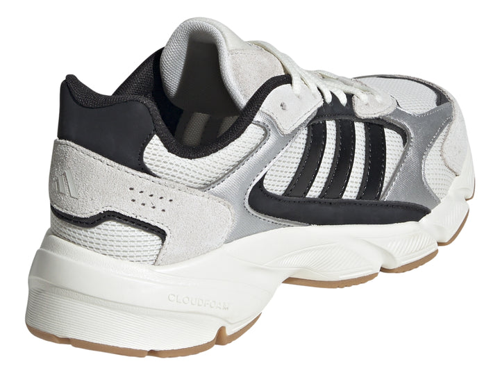 Tenis Adidas Crazychaos 2000 color blanco y plateado con suela de goma marrón.