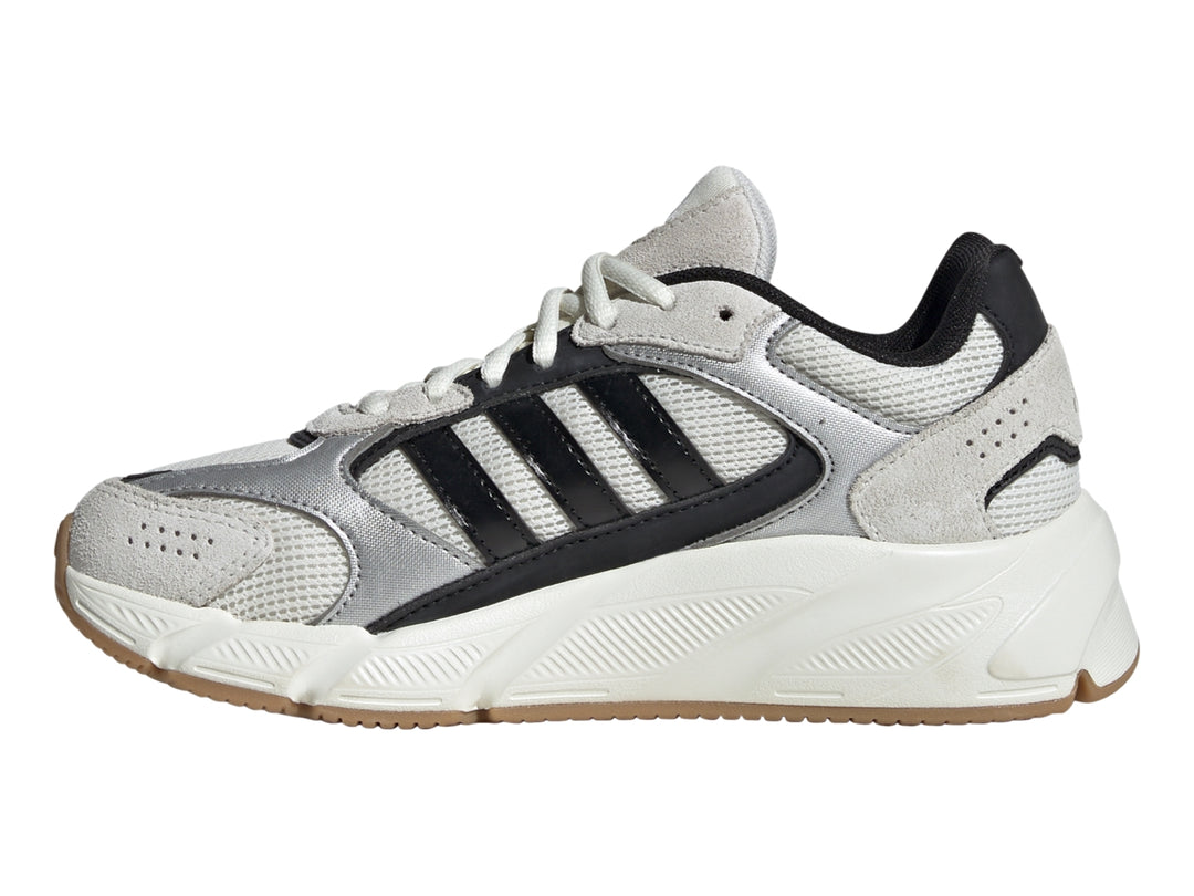 Tenis Adidas Crazychaos 2000 color blanco y plateado con suela de goma marrón.