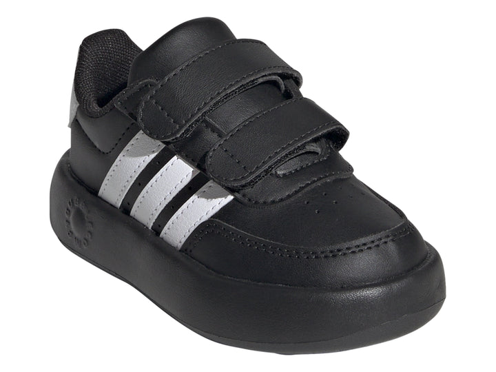 Tenis Adidas Breaknet 2.0 color negro con tres franjas blancas y cierre de velcro.