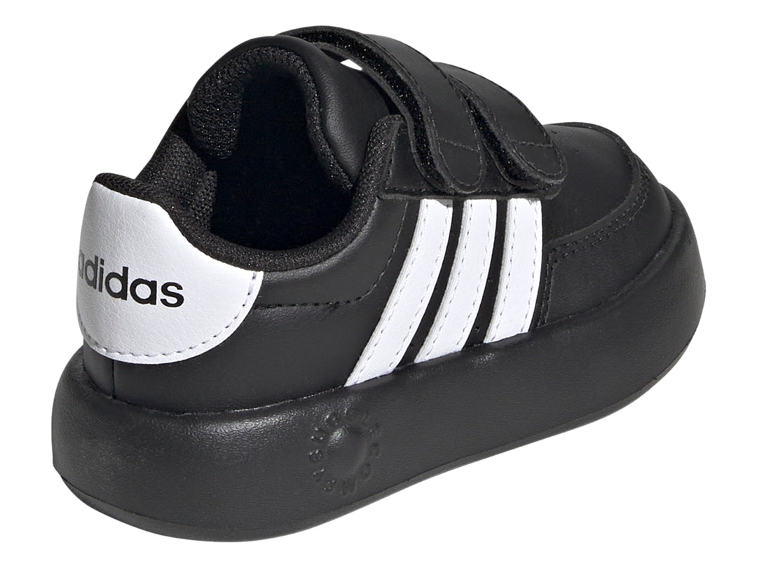 Tenis Adidas Breaknet 2.0 color negro con tres franjas blancas y cierre de velcro.