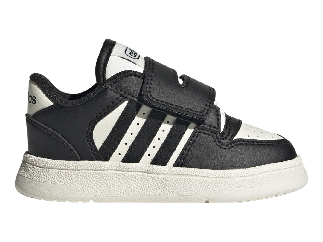 Tenis Adidas Break Start para niño en color negro con tres franjas blancas y cierre de velcro.