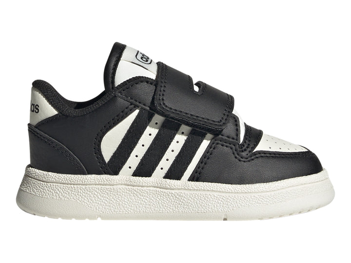 Tenis Adidas Break Start para niño en color negro con tres franjas blancas y cierre de velcro.