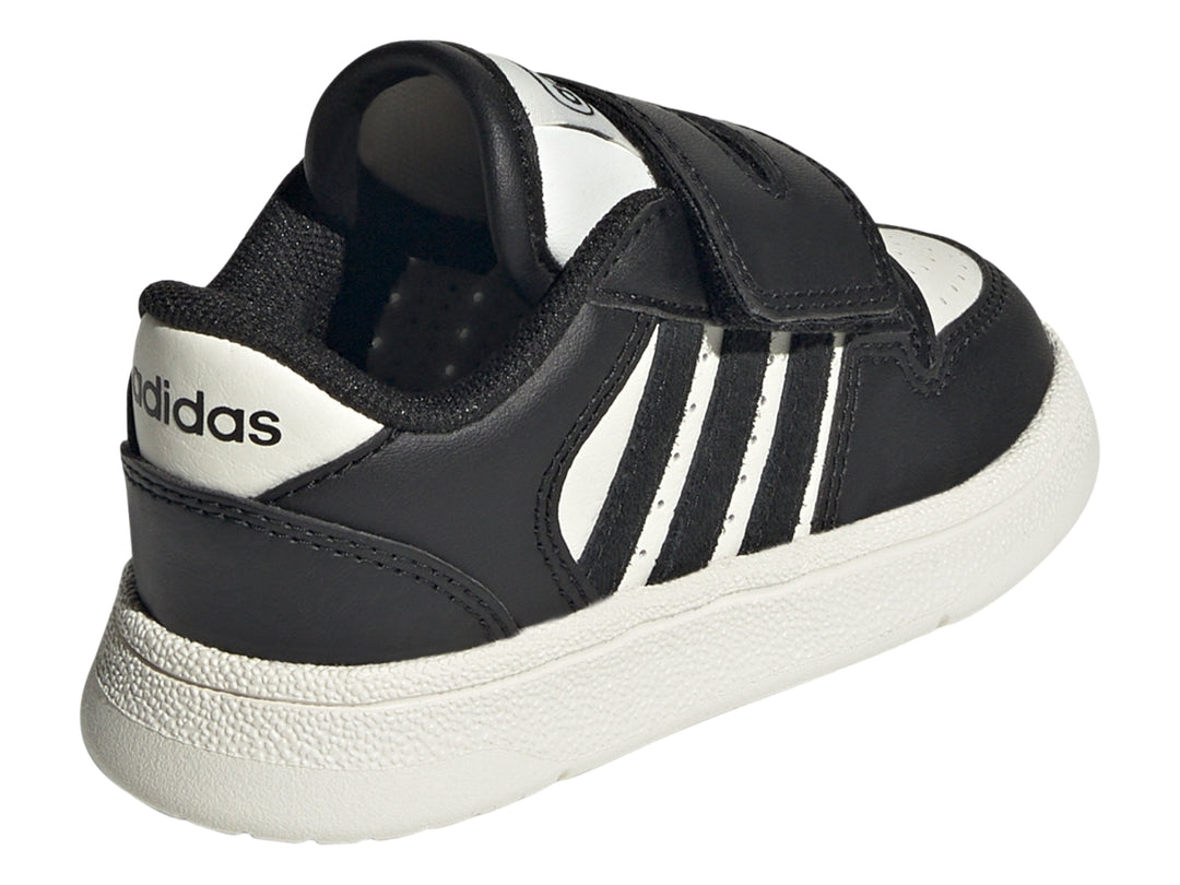 Tenis Adidas Break Start para niño en color negro con tres franjas blancas y cierre de velcro.