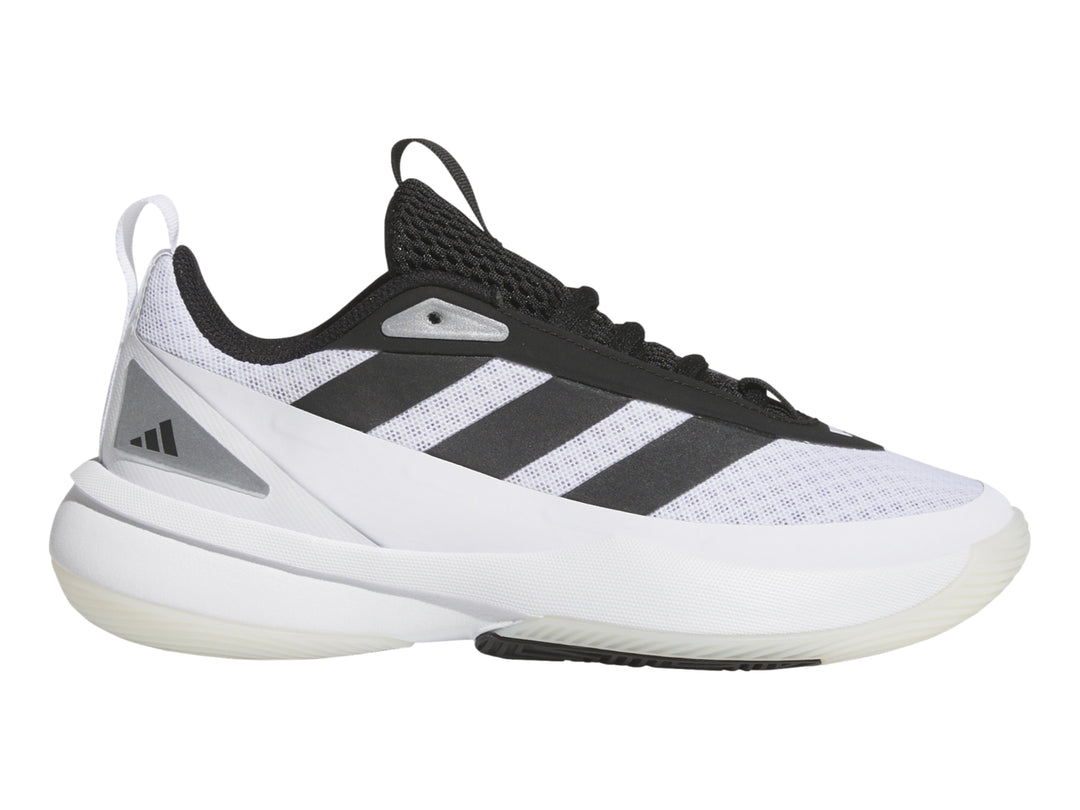 Tenis de baloncesto Adidas color blanco con tres franjas negras y suela blanca.