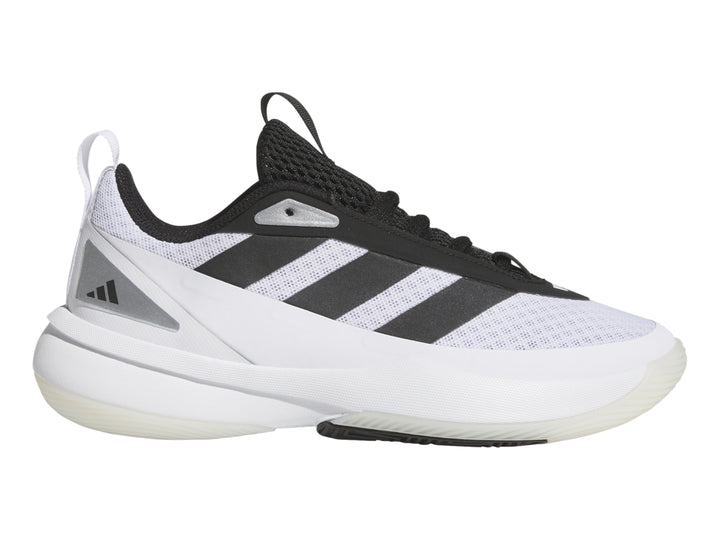 Tenis de baloncesto Adidas color blanco con tres franjas negras y suela blanca.