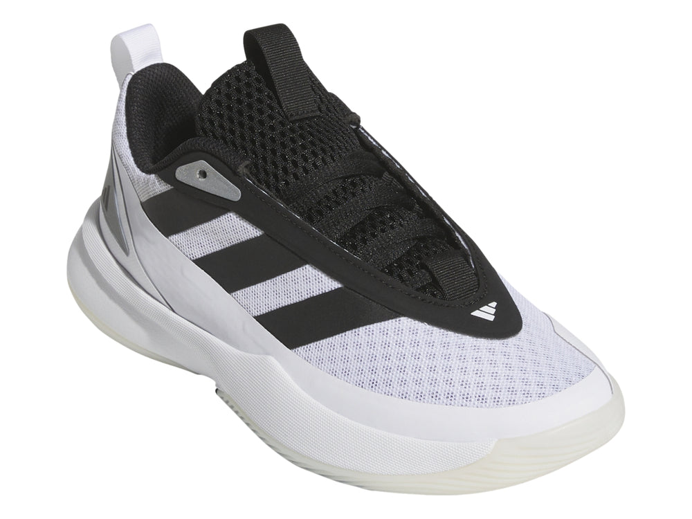 Tenis de baloncesto Adidas color blanco con tres franjas negras y suela blanca.