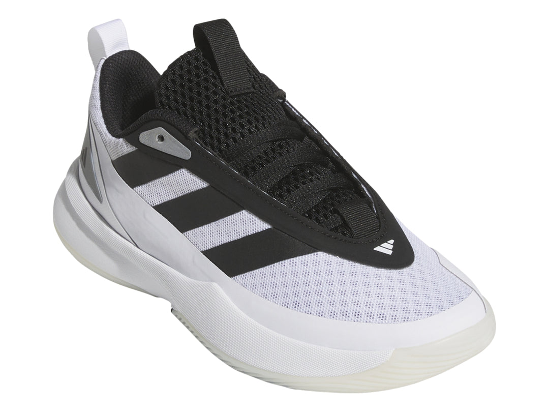 Tenis de baloncesto Adidas color blanco con tres franjas negras y suela blanca.