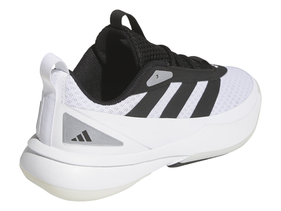 Tenis de baloncesto Adidas color blanco con tres franjas negras y suela blanca.