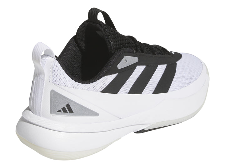 Tenis de baloncesto Adidas color blanco con tres franjas negras y suela blanca.