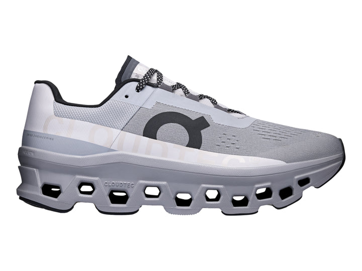Tenis deportivos On Cloudmonster en color silver alloy con suela gruesa y diseño moderno.