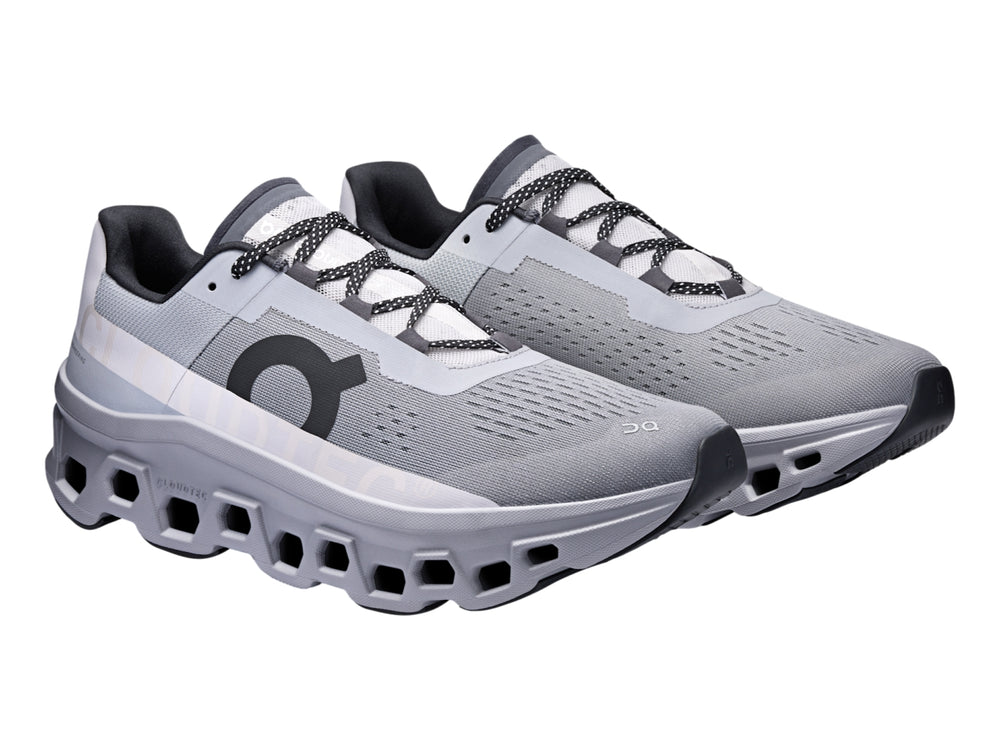 Tenis deportivos On Cloudmonster en color silver alloy con suela gruesa y diseño moderno.