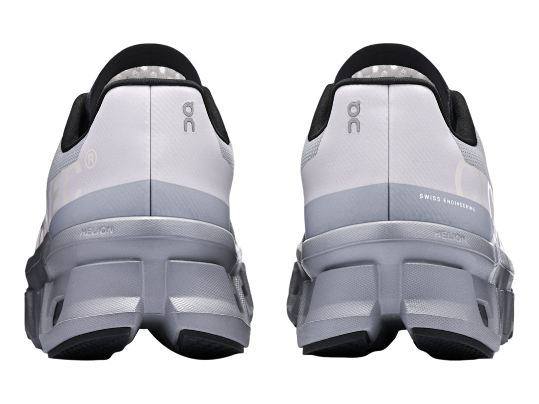 Tenis deportivos On Cloudmonster en color silver alloy con suela gruesa y diseño moderno.