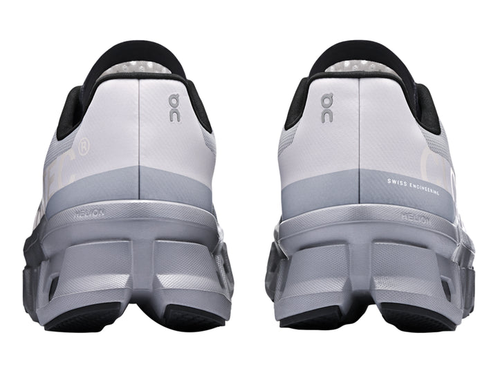 Tenis deportivos On Cloudmonster en color silver alloy con suela gruesa y diseño moderno.
