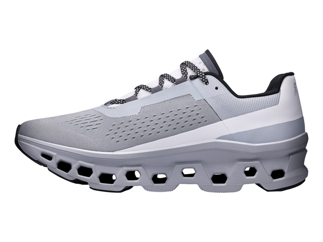 Tenis deportivos On Cloudmonster en color silver alloy con suela gruesa y diseño moderno.