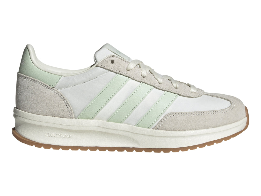 Tenis Adidas Run 72 color blanco hueso con detalles en gris y franjas verde claro