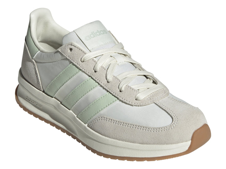 Tenis Adidas Run 72 color blanco hueso con detalles en gris y franjas verde claro