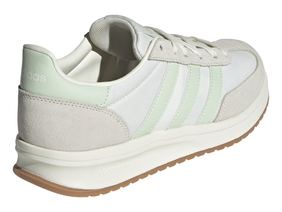 Tenis Adidas Run 72 color blanco hueso con detalles en gris y franjas verde claro