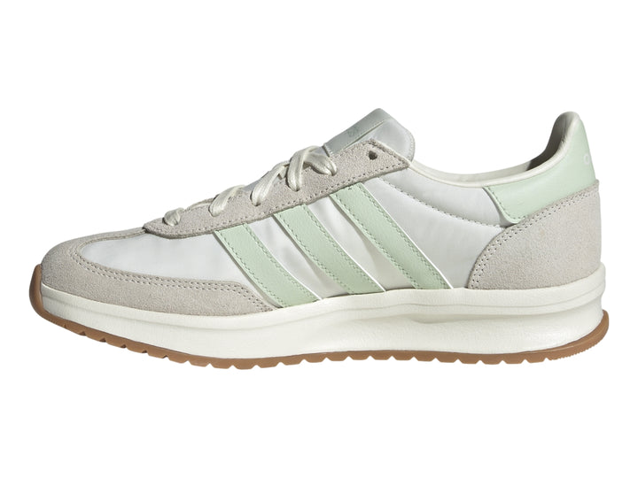 Tenis Adidas Run 72 color blanco hueso con detalles en gris y franjas verde claro