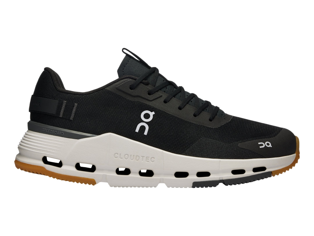 Tenis deportivos On Cloudnova Form 2 en color negro con suela blanca y detalles en marrón.