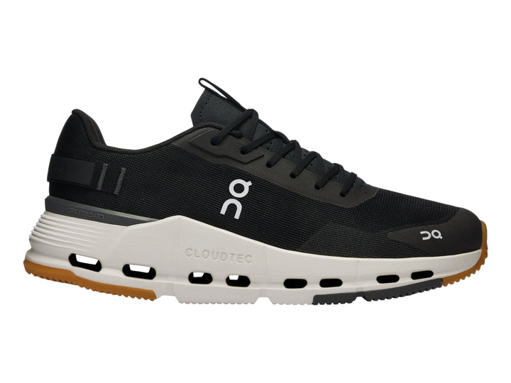 Tenis deportivos On Cloudnova Form 2 en color negro con suela blanca y detalles en marrón.