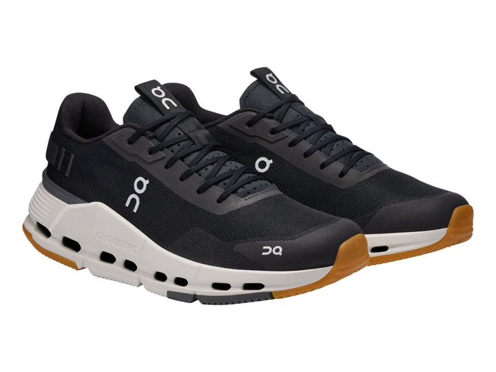 Tenis deportivos On Cloudnova Form 2 en color negro con suela blanca y detalles en marrón.