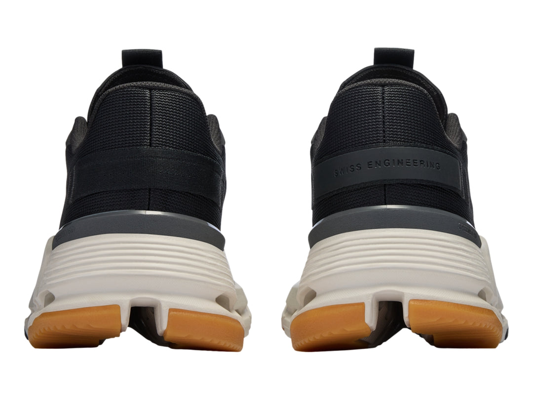 Tenis deportivos On Cloudnova Form 2 en color negro con suela blanca y detalles en marrón.