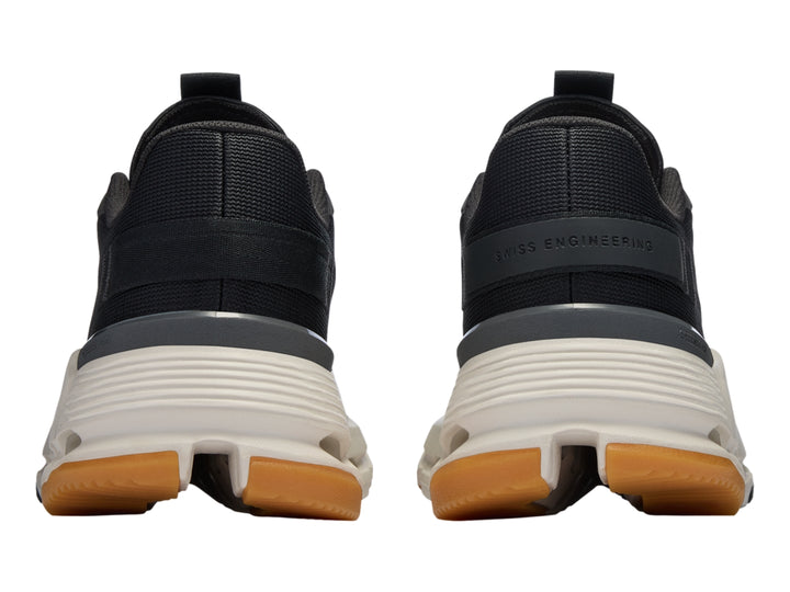 Tenis deportivos On Cloudnova Form 2 en color negro con suela blanca y detalles en marrón.