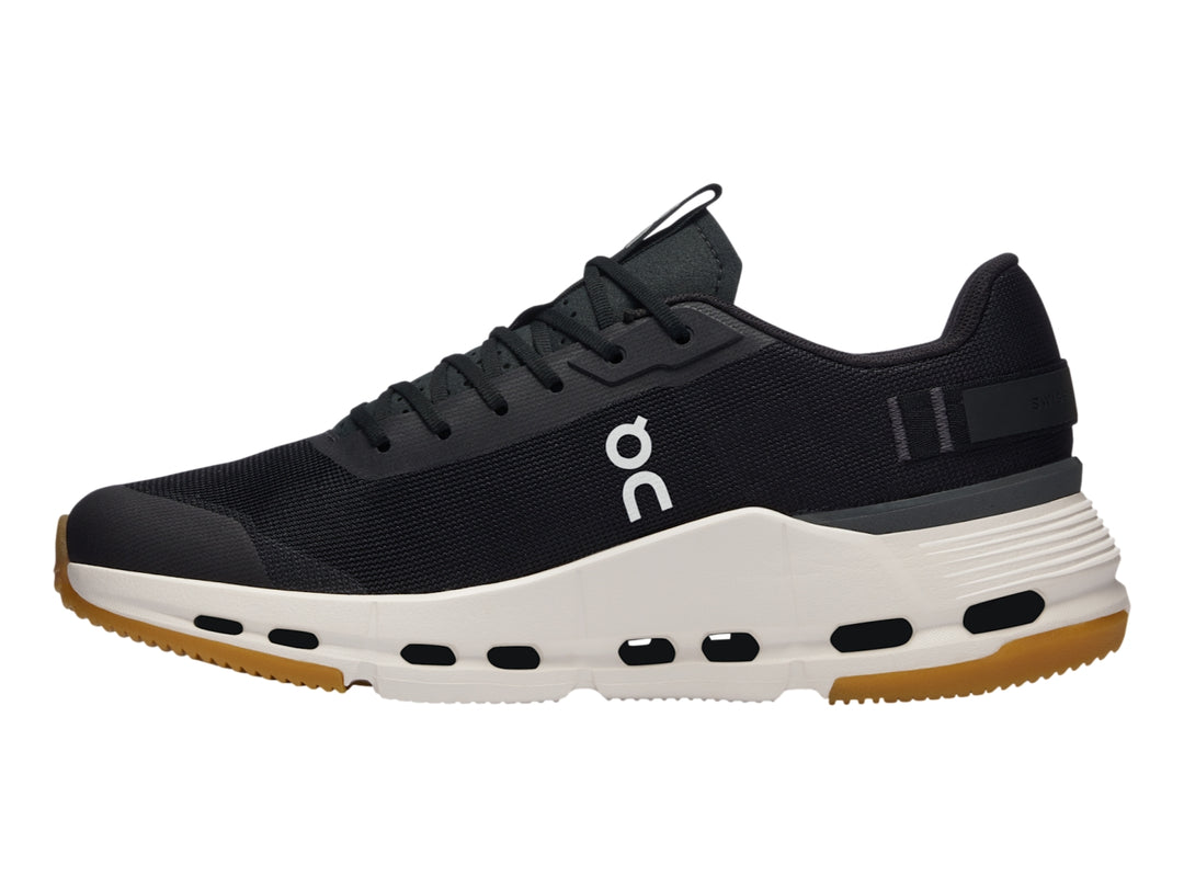 Tenis deportivos On Cloudnova Form 2 en color negro con suela blanca y detalles en marrón.