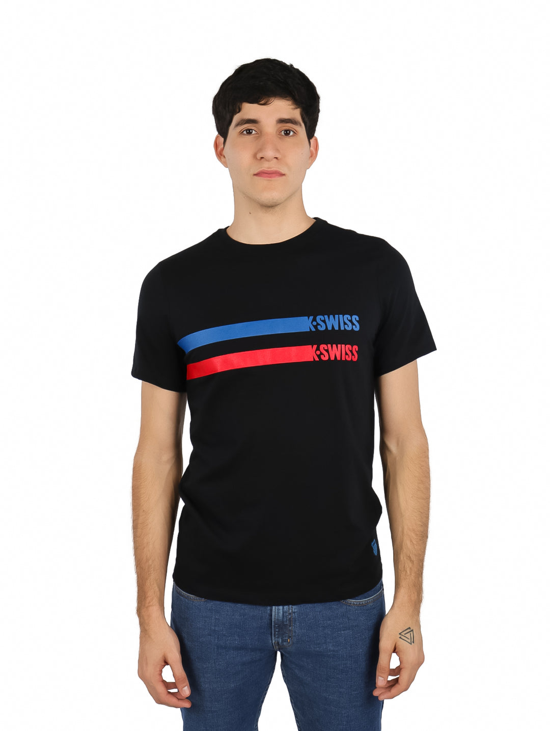 Hombre vistiendo playera negra de manga corta con rayas horizontales azul y roja y logo K-Swiss en el pecho.