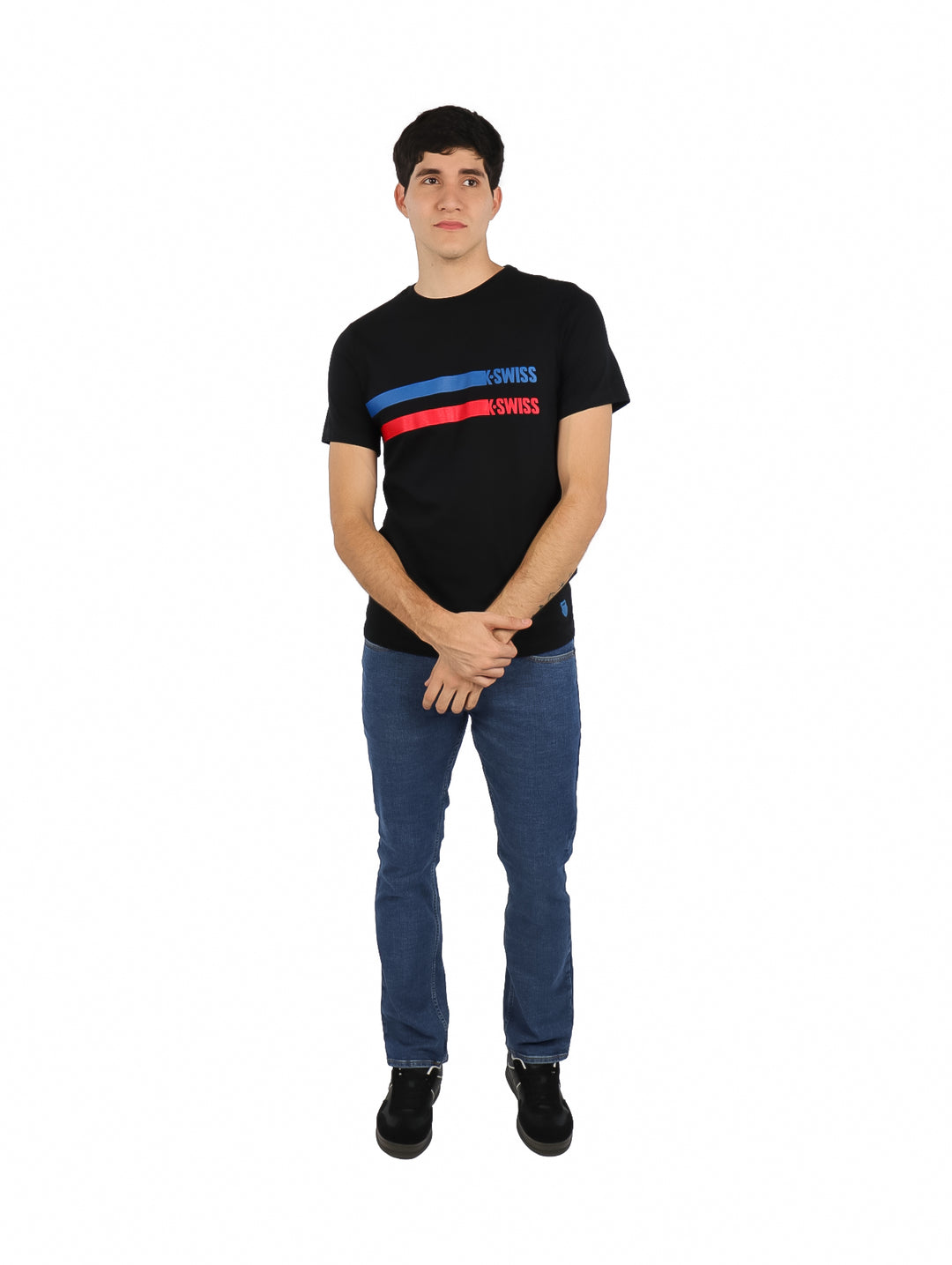 Hombre vistiendo playera negra de manga corta con rayas horizontales azul y roja y logo K-Swiss en el pecho.