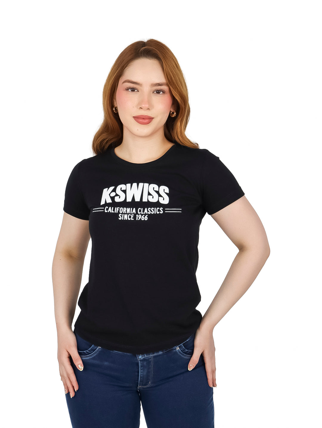 Mujer vistiendo playera negra de manga corta marca K-Swiss con logotipo blanco en el pecho.