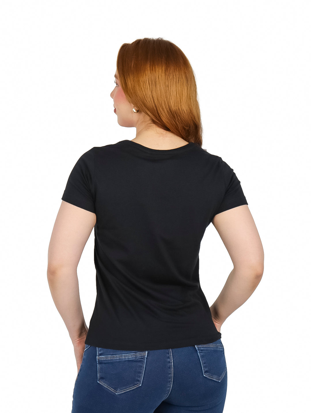 Mujer vistiendo playera negra de manga corta marca K-Swiss con logotipo blanco en el pecho.