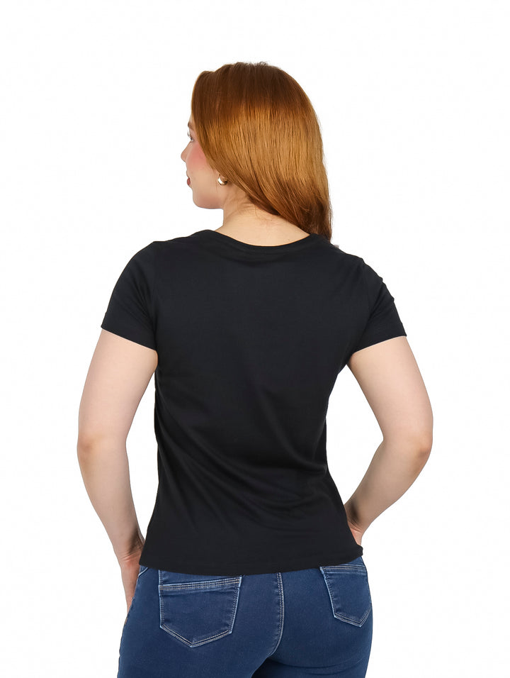 Mujer vistiendo playera negra de manga corta marca K-Swiss con logotipo blanco en el pecho.