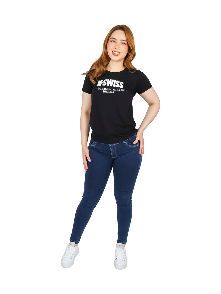 Mujer vistiendo playera negra de manga corta marca K-Swiss con logotipo blanco en el pecho.