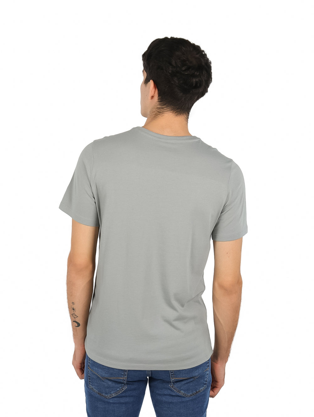 Hombre vistiendo playera gris de manga corta con logotipo de K-SWISS en el pecho.